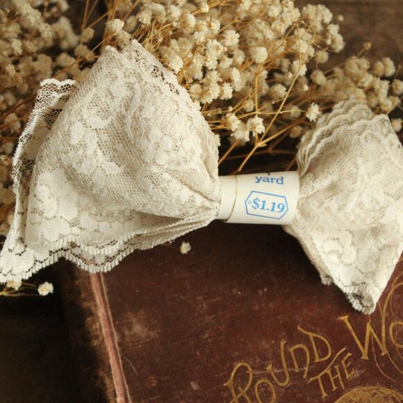 Vintage 1970s Wide Lace Trim, NOS Pale Beige Taupe Nylon 3.5" Wide, One Yard - Picture 7 of 11